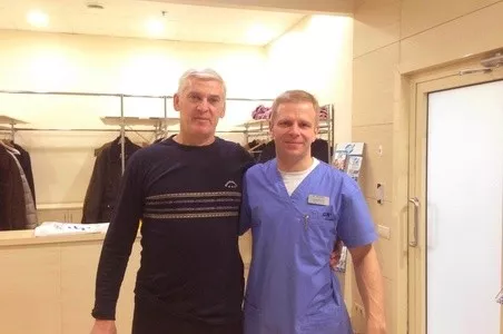 Хирург-флеболог Иван Калачёв с пациентом в клинике