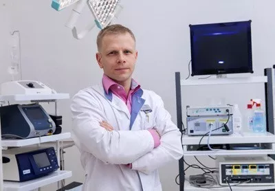 Хирург-флеболог Иван Калачёв в операционной клиники