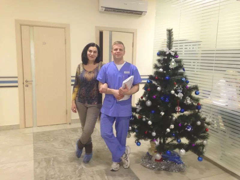 Хирург-флеболог Иван Калачёв с пациенткой в холле клиники