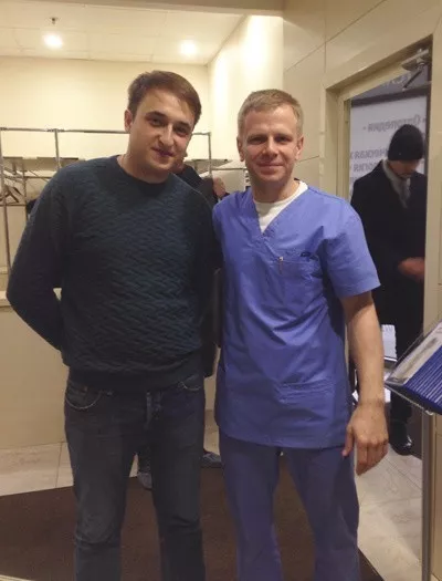 Хирург-флеболог Иван Калачёв с пациентом в клинике